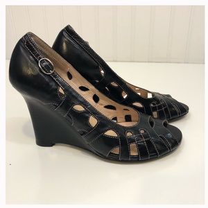 NYLA Black wedge CUTE!